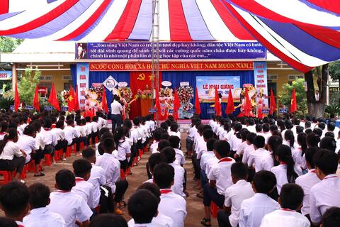 Bí thư Tỉnh ủy dự khai giảng năm học mới tại Trường THCS Phan Đình Phùng, huyện Sa Thầy